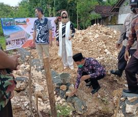 PELETAKAN BATU PEMBANGUNAN GEDUNG TPA